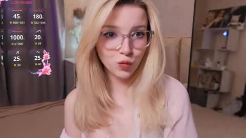 im Sophie  online show from April 17, 2026, 4:32 pm