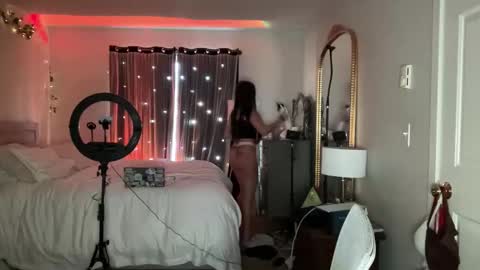 Snapshot of annaxoxo_ chatting on December 17, 2025, 7:53 pm annaxoxo_ online show from December 17, 2025, 7:53 pm