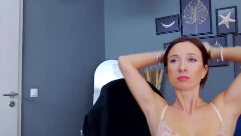 Snapshot of annehove chatting on September 29, 2025, 5:23 am Anne online show from September 29, 2025, 5:23 am