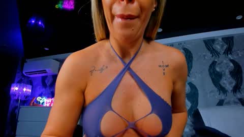 Snapshot of anneswhite chatting on October 2, 2025, 3:57 am Ana online show from October 2, 2025, 3:57 am