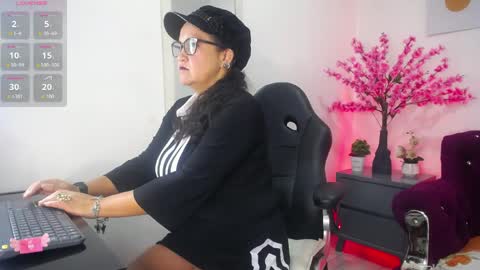 annie_carterr_ online show from May 29, 2026, 12:25 pm