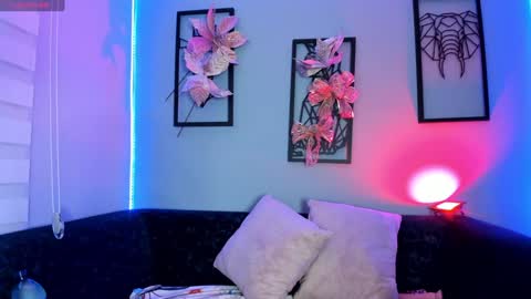 Snapshot of annie_karlsson__ chatting on December 29, 2024, 6:05 pm online show from December 29, 2024, 6:05 pm