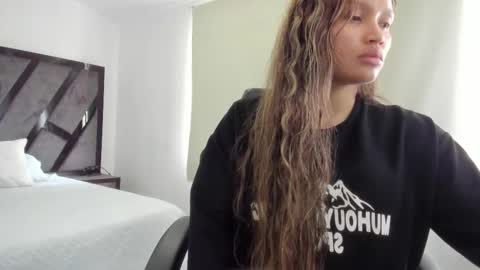 Snapshot of annieandstefan chatting on October 20, 2025, 1:33 pm Annie and Stefan online show from October 20, 2025, 1:33 pm