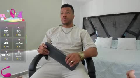 Snapshot of annieandstefan chatting on October 22, 2025, 1:55 pm Annie and Stefan online show from October 22, 2025, 1:55 pm