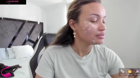 Snapshot of annieandstefan chatting on November 21, 2025, 3:22 pm Annie and Stefan online show from November 21, 2025, 3:22 pm