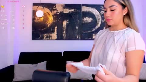 Snapshot of anniemonroe1 chatting on December 19, 2025, 2:35 pm Annie Monroe online show from December 19, 2025, 2:35 pm