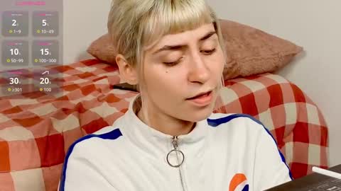 annietinky online show from September 22, 2025, 2:24 am