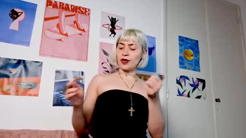 annietinky online show from November 4, 2025, 2:32 am