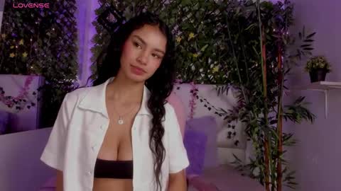 Annie Evans  online show from November 10, 2025, 4:06 pm