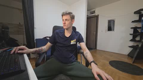 Snapshot of annonimsick chatting on November 19, 2025, 7:03 pm online show from November 19, 2025, 7:03 pm