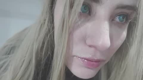 Snapshot of annrousse chatting on January 1, 2025, 3:23 am annrousse online show from January 1, 2025, 3:23 am