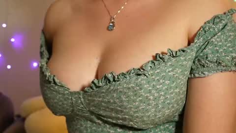 Snapshot of anny_dee chatting on January 6, 2026, 3:32 am Anny online show from January 6, 2026, 3:32 am