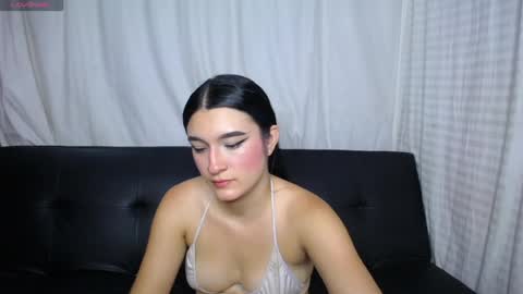Snapshot of anny_naf chatting on August 5, 2026, 8:33 pm Anny online show from August 5, 2026, 8:33 pm