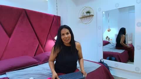 Anthonelaa   online show from May 26, 2026, 8:27 pm