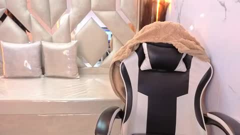 Antonela online show from December 15, 2025, 12:42 pm