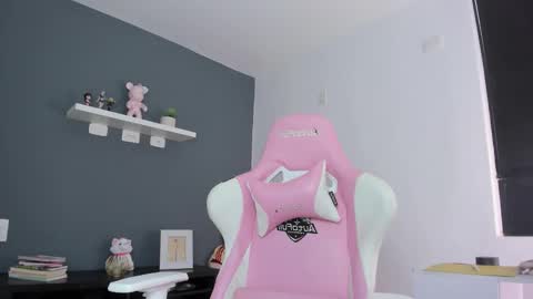 Snapshot of antonella_28_ chatting on April 8, 2026, 7:03 pm Antonella online show from April 8, 2026, 7:03 pm