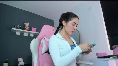 Snapshot of antonella_28_ chatting on June 19, 2026, 12:37 am Antonella online show from June 19, 2026, 12:37 am