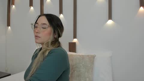 A N T O N E L L A  online show from January 27, 2025, 12:16 pm