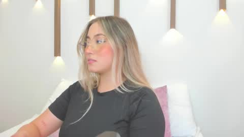 A N T O N E L L A  online show from February 11, 2025, 3:40 pm