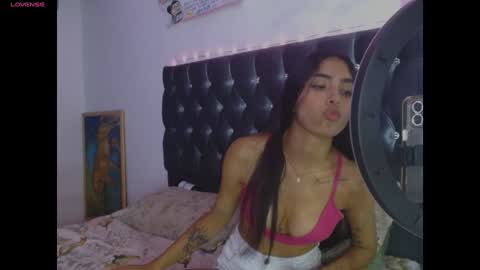 Snapshot of antonellaandnoah chatting on January 22, 2025, 12:16 am AntonellaAndNoah online show from January 22, 2025, 12:16 am