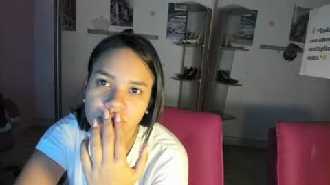 Snapshot of antonellakling_ chatting on July 4, 2026, 12:33 pm ANTONELLA online show from July 4, 2026, 12:33 pm