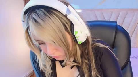 My name is Andrea  thumb up me please its important online show from February 20, 2026, 10:32 pm