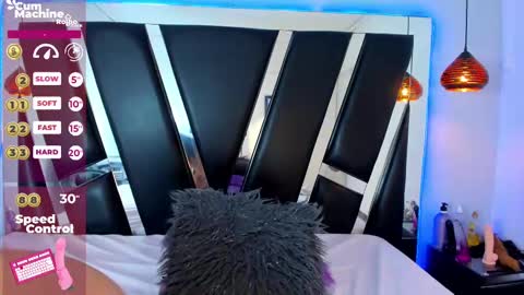 A N T O N E L L E  online show from February 20, 2025, 1:51 pm