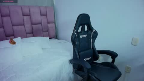 anttonella_lux online show from April 16, 2026, 11:18 pm