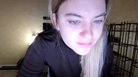 appleyummybuns online show from November 3, 2025, 3:19 am