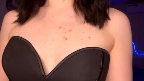 Emi online show from April 17, 2026, 4:32 pm