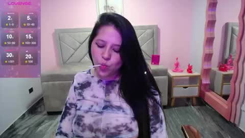 Snapshot of aria_ch1 chatting on December 16, 2025, 11:43 pm Aria online show from December 16, 2025, 11:43 pm