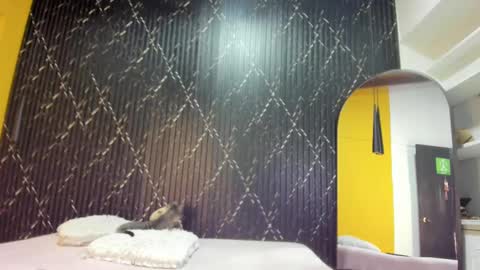 Aria Millers  online show from November 9, 2025, 1:31 pm