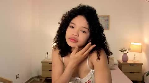 ariaa_23 online show from November 17, 2025, 11:27 am
