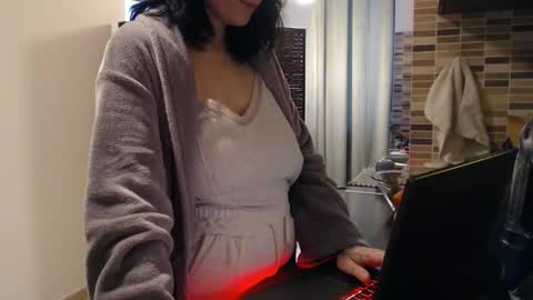 Snapshot of ariadna89 chatting on December 15, 2025, 1:04 pm Adriana online show from December 15, 2025, 1:04 pm