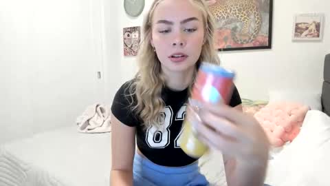 Snapshot of ariah_is_blonde chatting on November 16, 2025, 8:25 pm Ariah online show from November 16, 2025, 8:25 pm