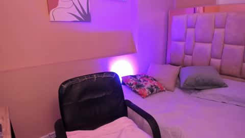 ariana__clauss online show from October 14, 2025, 9:04 pm