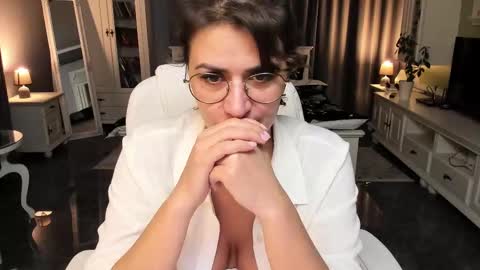 Ana online show from October 16, 2025, 4:52 pm