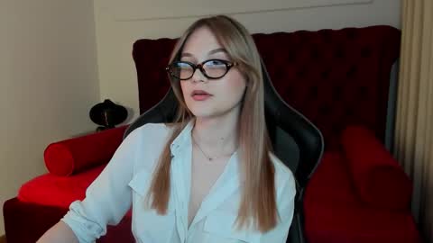 Snapshot of ariawell chatting on October 3, 2025, 6:38 pm Aria online show from October 3, 2025, 6:38 pm