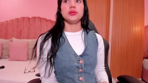 Snapshot of ariel_jonnes chatting on December 16, 2024, 5:11 pm Ariel online show from December 16, 2024, 5:11 pm