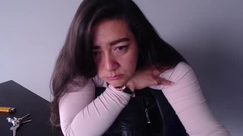 Snapshot of arielle_ninon chatting on December 3, 2024, 7:33 pm Arielle online show from December 3, 2024, 7:33 pm