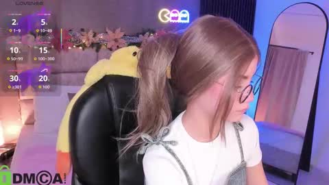 Snapshot of arinextdoor chatting on December 3, 2025, 8:18 pm Ari online show from December 3, 2025, 8:18 pm