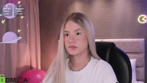 Snapshot of arinextdoor chatting on February 6, 2026, 4:06 am Ari online show from February 6, 2026, 4:06 am