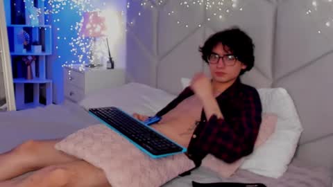 Arnold online show from December 15, 2024, 4:04 pm