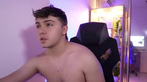 Snapshot of aron__cooper chatting on December 19, 2025, 12:39 am aron__cooper online show from December 19, 2025, 12:39 am