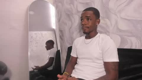 Snapshot of aron_clark chatting on April 22, 2026, 12:18 pm A R O N online show from April 22, 2026, 12:18 pm