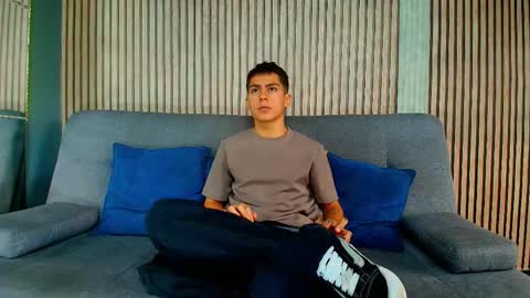 Snapshot of aron_pulse chatting on February 12, 2026, 1:39 pm aron_pulse online show from February 12, 2026, 1:39 pm