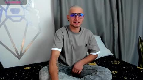 Snapshot of aron_santoro1 chatting on December 24, 2024, 11:33 pm Aron Santoro online show from December 24, 2024, 11:33 pm