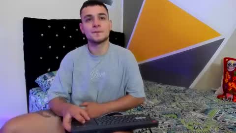 Snapshot of aron_santoro1 chatting on October 3, 2025, 3:25 am Aron Santoro online show from October 3, 2025, 3:25 am