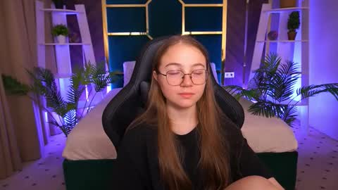 arrinawair online show from October 28, 2025, 8:40 am