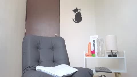   online show from October 17, 2025, 2:52 pm